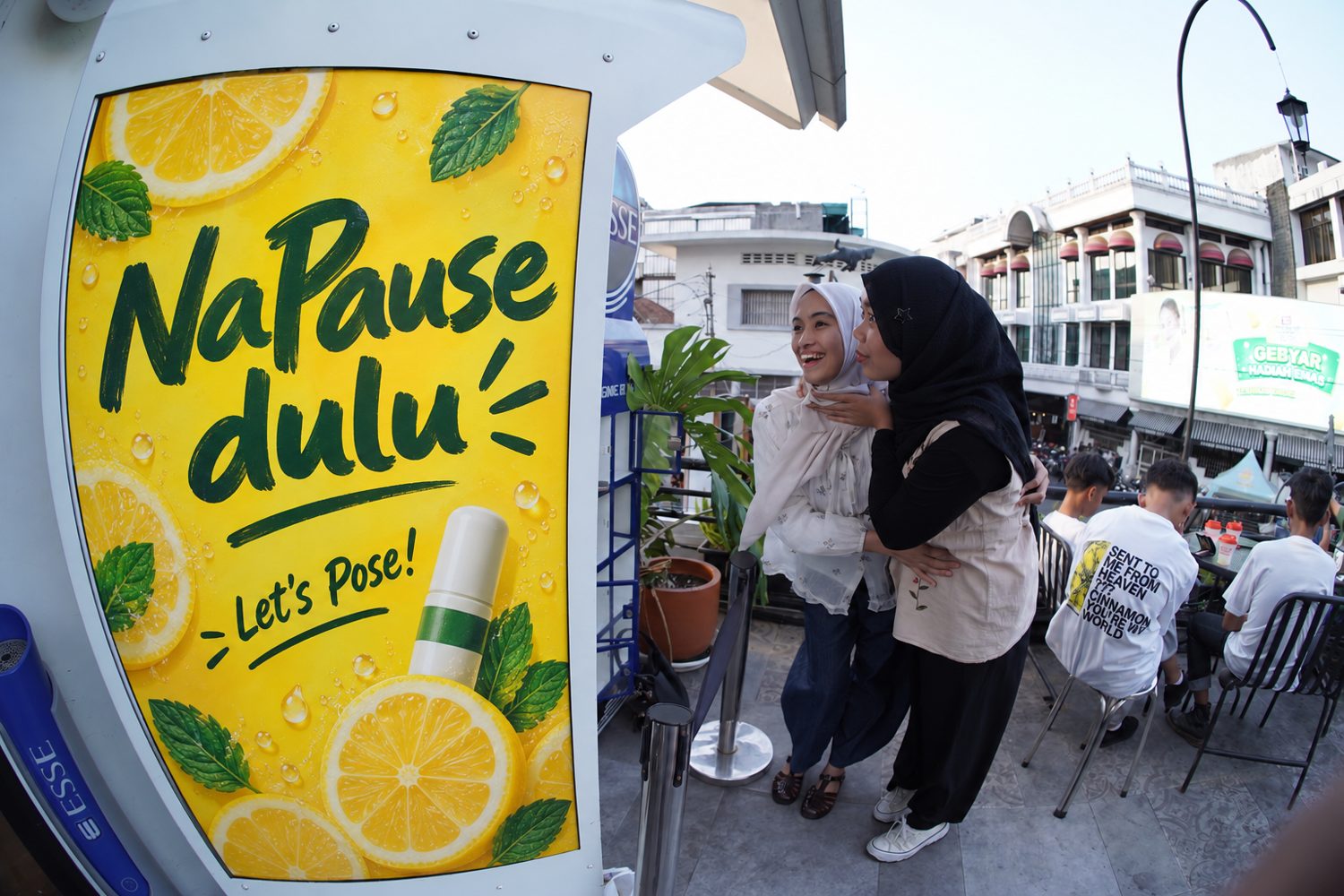 Open booth lantai atas Le Braga dengan wrap NaPause dulu
