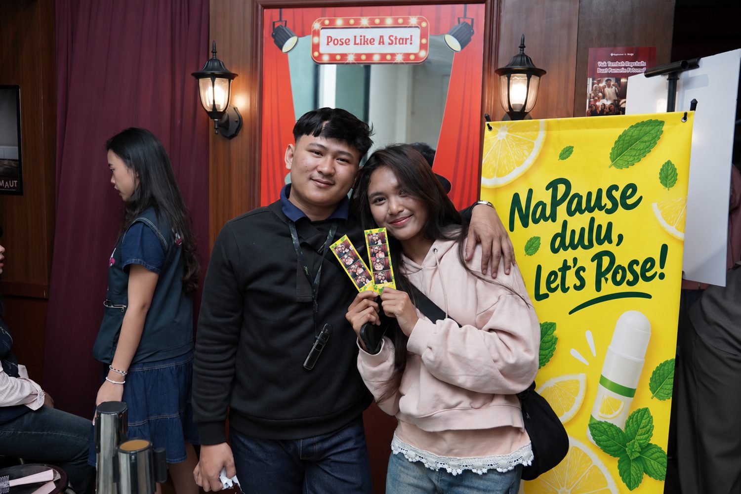 Pengunjung memegang photostrip